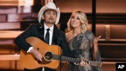 مراسم اهدای جوائز موسیقی کانتری ۲۰۱۶ - برد پیزلی و کری آندروود