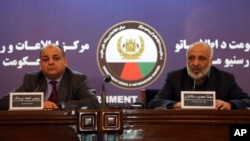 Le chef du renseignement afghan Masoom Stanekzai (d) et Wais Ahmad Barmak, ministre de l'Intérieur, à Kaboul, en Afghanistan, le 1er février 2018.