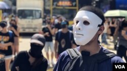 Para demonstran Hong Kong mengenakan topeng dan penutup wajah lainnya dalam aksi protes hari Jumat (4/10). 