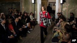 Britain London Fashion Week Burberry هفته مد لندن - بربری