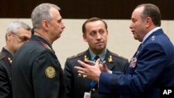 브리드러브 나토 사령관(오른쪽)이 지난 4일 나토 국방장관 회담 중 우크라이나 임시 국방장관과 대화하고 있다. 