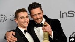 جیمز فرانکو (راست) در گلدن گلوب امسال جایزه گرفت. 