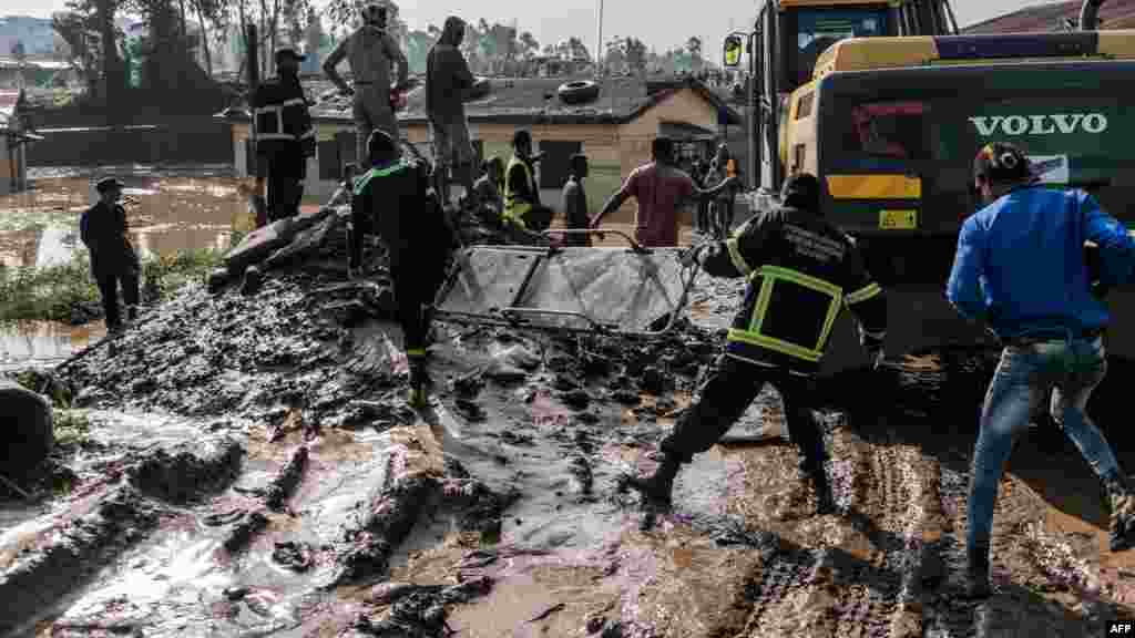 በአዲስ አበባ በረዶ የቀላቀለ ከባድ ዝናብ በሰው በሕይወት እና ንብረት ላይ ጉዳት ማድረሱን ተከትሎ&nbsp;የአዲስ አበባ ከተማ እሳትና አደጋ ጉዳቱ የደረሰባቸውን ወደህክምና በማድረስ አገልግሎት እየሰጠ