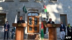 تېرکال د نومبر په میاشت کې کابل ته د عمران خان د سفر په مهال هغه او افغان اشرف غني خبري وېنا کوي