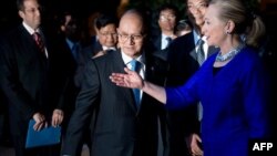 美国国务卿克林顿(右)与缅甸总统吴登盛(左)7月13日在柬埔寨暹粒会晤