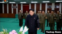 북한 김정은 국방위원회 제1위원장이 지난 7일 사망한 리을설 인민군 원수의 빈소인 평양 중앙노동자회관을 8일 찾아 조문했다고 조선중앙TV가 9일 보도했다. 