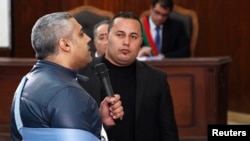 Le journaliste égypto-canadien Mohamed Fahmy (à g.) de la chaîne Al-Jazeera, au tribunal au Caire (Reuters)