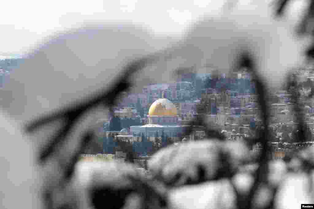 Kota tua Yerusalem dan bangunan Dome of the Rock di kawasan yang oleh kaum Muslim dikenal sebagai&nbsp; Noble Sanctuary dan bagi kaum Yahudi disebut Temple Mount terlihat setelah badai salju yang jarang terjadi yang menyelimuti wilayah Yerusalem dan bagian tepi Barat yang diduduki.