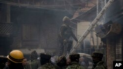 جھڑپ کے بعد بھارتی فوجی اہلکار اس مکان میں داخل ہو رہے ہیں جہاں مبینہ علیحدگی پسند محصور تھے۔