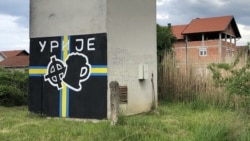 Na ulazu u naselje Urije u Prijedoru naslikan je logotip navijačke grupe Alcohol Boys sa keltskim križem. Izvor: BIRN BiH