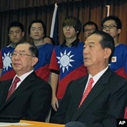 亲民党的正副总统参选人宋楚瑜和林瑞雄(前左)