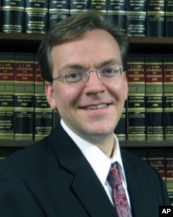 太平洋法律基金会的律师蒂姆•桑德弗