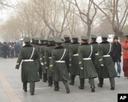 武警士兵列队行进