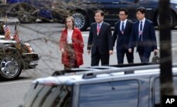 11일 비공개로 워싱턴을 방문한 정의용 한국 청와대 국가안보실장(왼쪽에서 두 번째)이 백악관 직원의 안내를 받으며 백악관 웨스트윙으로 걸어가고 있다.