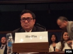 明镜新闻出版集团总裁何频在国会作证（美国之音杨晨拍摄）