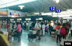 桃园国际机场交通方便，但很多人还是选择搭计程车。（美国之音赵婉成拍摄）