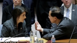 时任美国常驻联合国大使黑利(Nikki Haley)与中国代表交谈（路透社2018年2月24日）