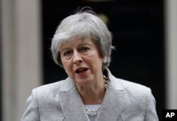 테레사 메이 영국 총리가 22일 ‘브렉시트(Brexit ·영국의 EU 탈퇴)' 관련 담화를 총리관저 앞에서 발표하고 있다.