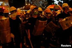 Honq Konqda nümayişçilər Çin hökumətinin mürəkkəb üz-tanıma texnologiyalarından yayınmaq üçün dəbilqələrdən, maskalardan və çətirlərdən istifadə edirlər.