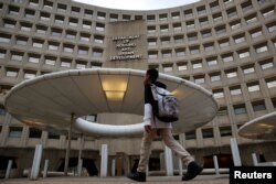 一名行人走过美国首都华盛顿住房与城市发展部大楼前。（2018年1月22日）