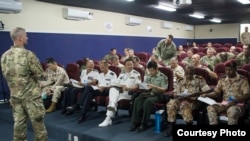 中国军人2016年11月7日应邀访问美军莱蒙尼尔军营 （美国军方图片）