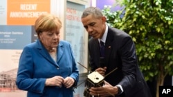 اوباما و مرکل در حال بازدید از غرفه های نمایشگاه صنعت و تکنولوژی هانوفر