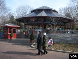 使用太阳能电池屋顶发电的国家动物园保育旋转木马