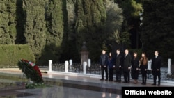 OCCRP-nin "Azərbaycanın Pulyuyan Maşını" başlıqlı araşdırmasında vurğulanır ki, 2012-2014-cü illərdə siyasi elita ölkədən $2.9 milyard dollar çıxarıb.