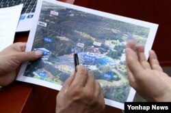 지난 14일 한국 국회 국방위원회에서 열린 전체회의에서 의원들이 전날 발생한 판문점 공동경비구역(JSA) 북한군 망명 상황 관련 자료를 살피고 있다.