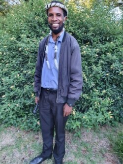 Usehlala egangeni uMnu. Mqondisi Moyo, umkhokheli webandla leMthwakazi Republic Party, odingwa ngamapholisa. (Ezra Tshisa Sibanda)