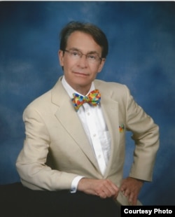 加州查普曼大学法律教授罗纳德•罗汤达