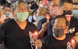 香港支联会主席李卓人（左）表示，数以万计香港人在警方反对下，仍然参与维园六四31周年烛光集会，反映香港人心不死、烛光不灭，延续30年的维园烛光之海在香港人心中有特别的象征意义（美国之音/汤惠芸）