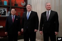 마이크 폼페오 미국 국무장관과 김영철 북한 노동당 부위원장, 스티븐 비건 국무부 대북정책특별대표가 18일 워싱턴에서 고위급 회담에 앞서 기념촬영을 했다.