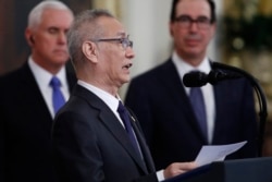 中国副总理刘鹤在白宫的美中第一阶段贸易协议签字仪式上转达了中国国家主席习近平给特朗普总统的一封信。（2020年1月15日）