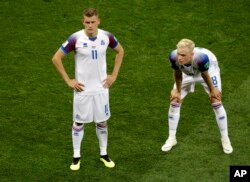 Alfred Finnbogason de Islandia, izquierda, con su ingenioso compañero de equipo Hordur Magnussonat al final del partido del grupo D entre Islandia y Croacia, en la Copa Mundial de fútbol 2018 en el Rostov Arena en Rostov-on-Don, Rusia, martes, 26 de junio de 2018. ( AP Photo / Mark Baker)