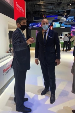 美国商会上海分会会长季恺文(左)出席第三届中国国际进口博览会，与参展的美商代表合影。（美国商会上海分会会长季恺文提供）