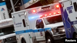 新冠疫情中纽约曼哈顿一所医院外面的救护车。