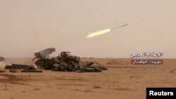 지난 19일 시리아 알부카말에서 정부군과 이슬람 수니파 무장세력 IS의 전투가 벌어진 가운데 군용 차량에서 로켓이 발사되고 있다.