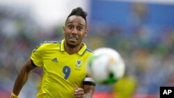 Le Gabonais Pierre Emerick Aubameyang lors d'un match de la Coupe d'Afrique des Nations entre le Gabon et le Burkina Faso au Stade de l'Amitié, à Libreville, au Gabon, le mercredi 18 janvier 2017.