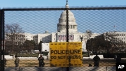 资料照片:守卫国会山的国民警卫队员。(2021年1月13日)