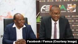 Salif Traoré, dit A'Salfo, à gauche, le leader de Magic System et promoteur du Festival des musiques urbaines d'Anoumabo (Femua) lors de la signature d’une convention avec la RTI (Radio-télé ivoirienne), à Abidjan, 9 mars 2018. (Facebook/Femua)