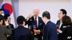 美国总统拜登在韩国访问。