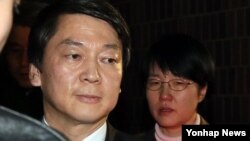  23일 후보직 사퇴를 발표한뒤 캠프를 떠나며 승합차에 오르는 안철수 무소속 대선후보(왼쪽)와 눈시울을 붉힌채 뒤따르는 박선숙 선대본부장.