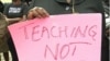 Messages des enseignants camerounais lors de manifestations. Bamenda, Cameroun, 24 mai 2019. On peut y lire: "L'enseignement n'est pas un crime". (M. Kindzeka / VOA)