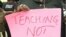 Messages des enseignants camerounais lors de manifestations. Bamenda, Cameroun, 24 mai 2019. On peut y lire: "L'enseignement n'est pas un crime". (M. Kindzeka / VOA)
