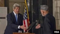 Menlu AS John Kerry (kiri) saat bertemu Presiden Afghanistan Hamid Karzai (foto: dok). Kerry berusaha melanjutkan upaya perundingan perdamaian Afghanistan di Doha, Qatar. 