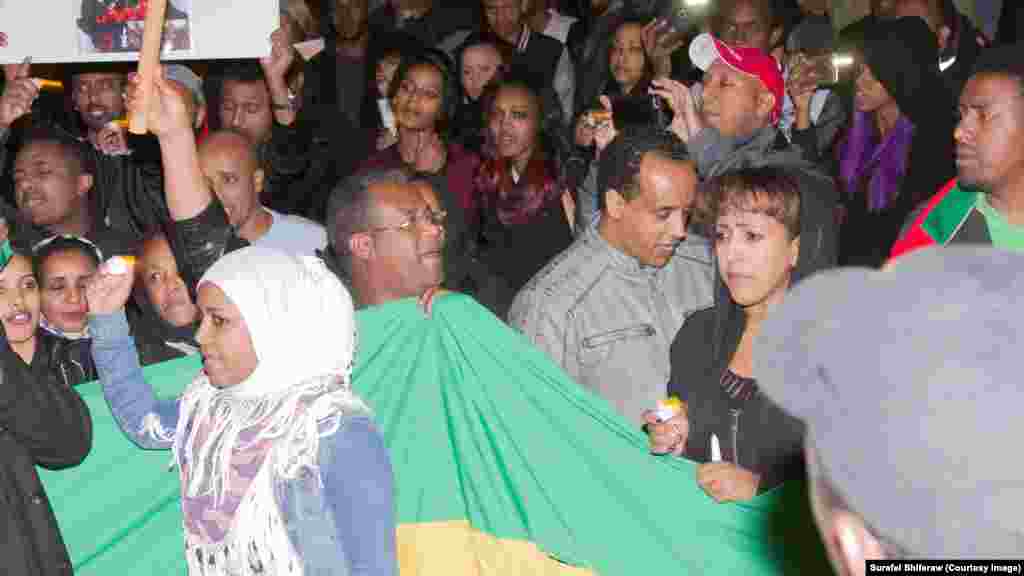 እሥላማዊ መንግሥት ነኝ በሚለው ፅንፈኛ የሽብር ቡድን ሊብያ ውስጥ ለተገደሉ መታሰቢያ በዋይት ሃውስ ደጅ የተዘጋጀ ሻማ የማብራት ሥነ-ሥርዓት