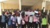 Quelques élèves et étudiants regroupés ce jeudi matin devant le lycée de walia dans la commune du 9eme arrondissement à la sortie Sud de N'Djamena, au Tchad, le 14 décembre 2016. (VOA/André Kodmadjingar)