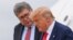 Tư liệu: TT Mỹ Donald Trump (phải) và Bộ trưởng Tư pháp William Barr tại Căn cứ Không quân Andrews ở bang Maryland, ngày 1/9/2020. BTTP Barr mới đây tuyên bố không có gian lận bầu cử khả dĩ có thể thay đổi kết quả bầu cử. (Photo by MANDEL NGAN / AFP)