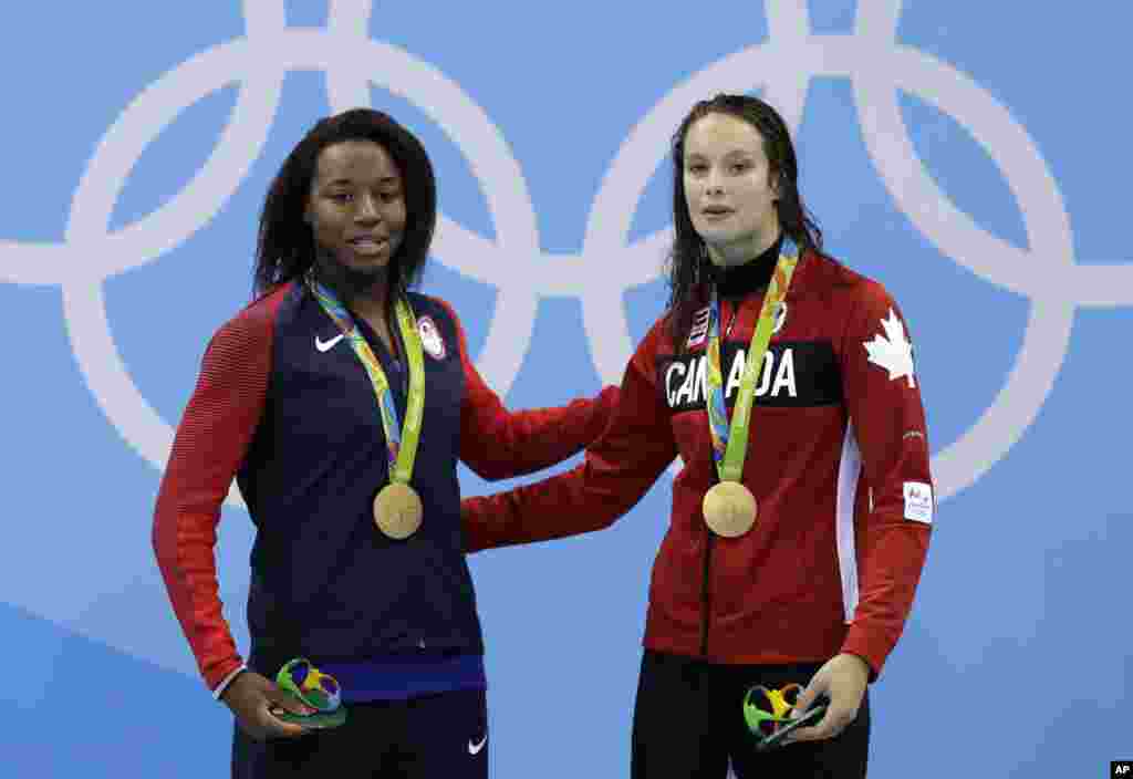 عکس هایی از المپیک ریو: اتفاق کم سابقه این مسابقات قهرمانی همزمان سیمون مانوئل و شناگر کانادایی رکورد زدند تا هر دو مدال طلا کسب کنند. سیمون اولین زن آمریکایی - آفریقایی تبار است که توانسته در رشته انفرادی شنا، طلا کسب کند.